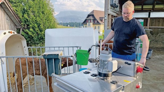 Zwei Mal pro Tag fäh Zwei Mal pro Tag fährt Pirmin Wandeler mit dem Milchtaxi vor die Kälberiglus und füllt die Eimer mit rund sieben Litern.Vertränkt wird angerührtes Vollmilchpulver, auf 42 Grad aufgewärmt.