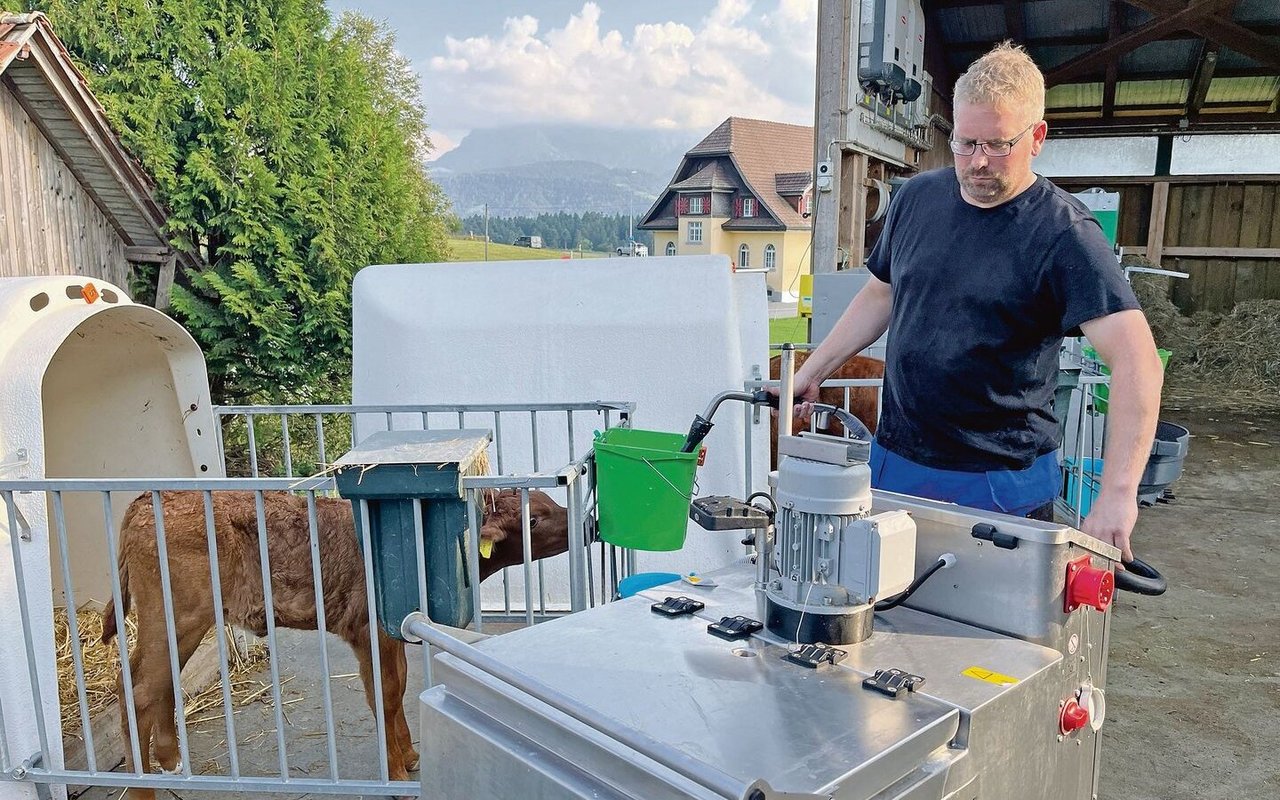 Zwei Mal pro Tag fährt Pirmin Wandeler mit dem Milchtaxi vor die Kälberiglus und füllt die Eimer mit rund sieben Litern.Vertränkt wird angerührtes Vollmilchpulver, auf 42 Grad aufgewärmt.
