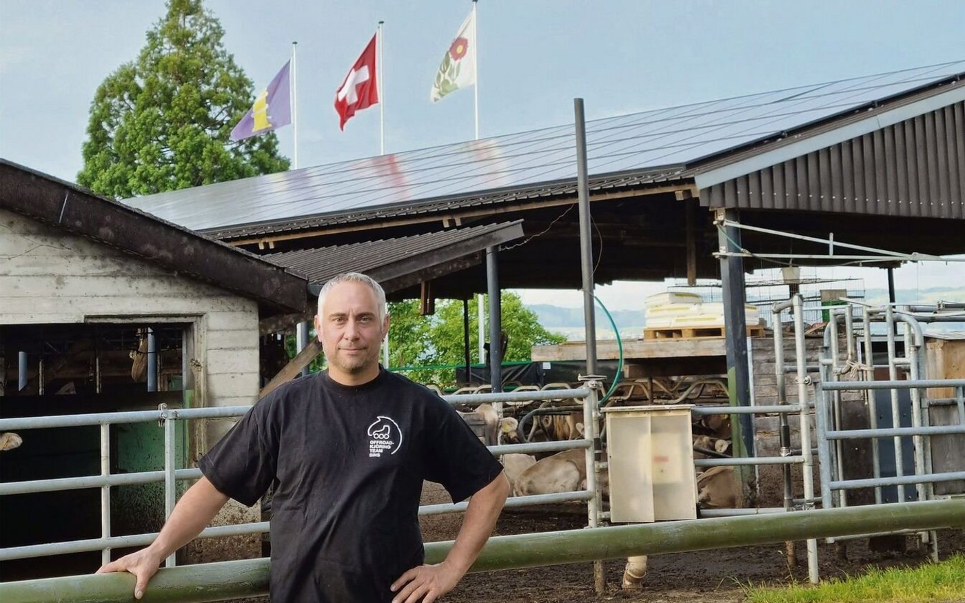 Martin Köpfli aus Sins hat eine 128-kWp-Anlage realisiert und kann viel Solarstrom selber nutzen. 