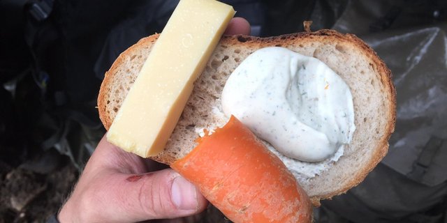 Ein ausgewogenes Zvieri gibt wieder Power für die strenge Arbeit im Wald. (Bild Roger Leoni)