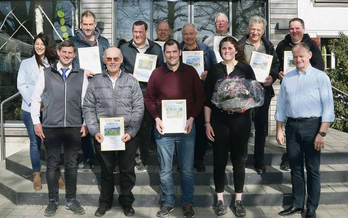 Gruppenbild der Züchter mit 100 000er-Kühen und der neuen Vorstandsfrau Tabea Zimmermann (vorne zweite von rechts).