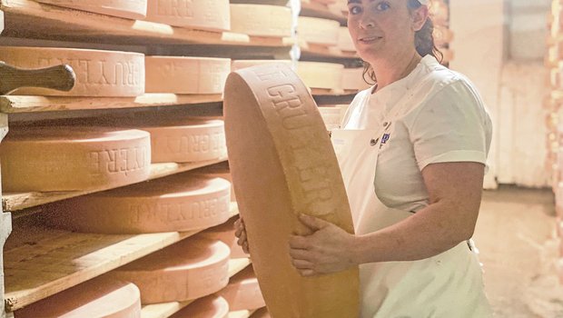Daniela Weber übernahm im Sommer 2020 eine Käserei in Wünnewil FR, hat hohe Ansprüche an sich selbst und will ein Zeichen setzen. «Ich glaube daran, dass ich in einigen Jahren nicht mehr die einzige Frau bin, die in der Region eine Käserei führt.»(Bild sjh)