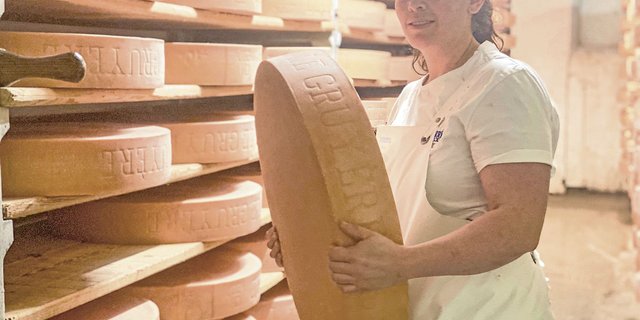 Daniela Weber übernahm im Sommer 2020 eine Käserei in Wünnewil FR, hat hohe Ansprüche an sich selbst und will ein Zeichen setzen. «Ich glaube daran, dass ich in einigen Jahren nicht mehr die einzige Frau bin, die in der Region eine Käserei führt.»(Bild sjh)