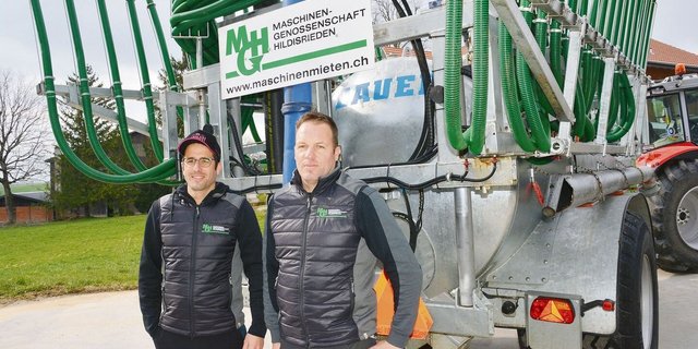 Nachfrage und Angebot im Wandel: Geschäftsführer Markus Käppeli (l.) und Präsident Hubert Estermann vor einem Fass der Maschinengenossenschaft Hildisrieden.