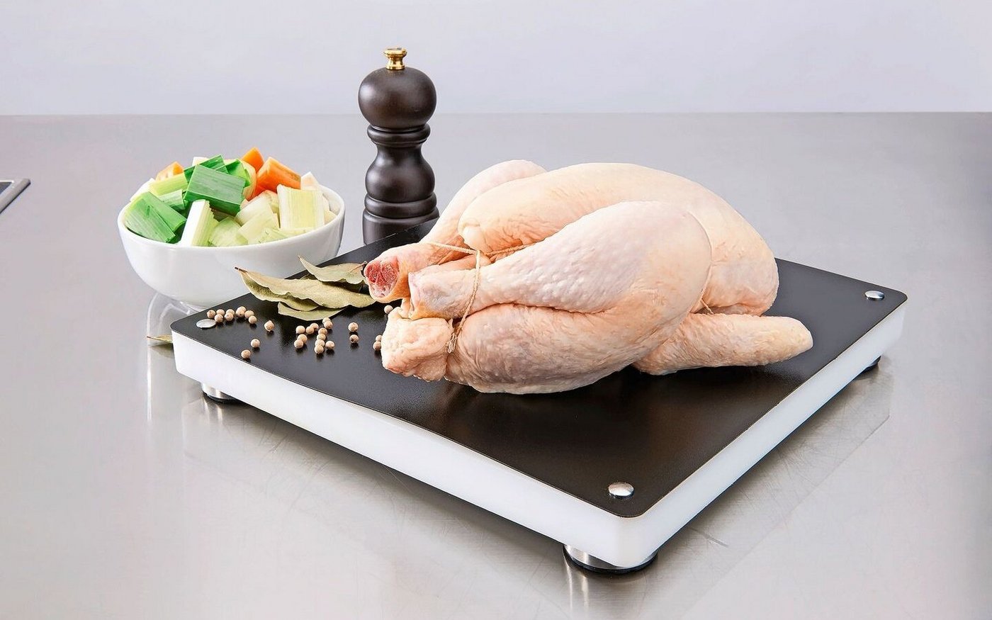 Der Hunger der Schweizerinnen und Schweizer auf Geflügel ist gross. Importe sind gefragt, da es Neubauten von Geflügelhallen hierzulande politisch schwer haben. 