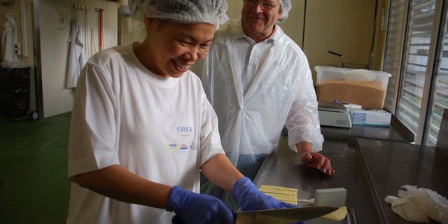 Tofu-Herstellung im zürcherischen Rüti: Jörg Helbling (hinten). Seine Frau Noppa schneidet Tofu in Stücke. (Bilder: Ruth Bossert)