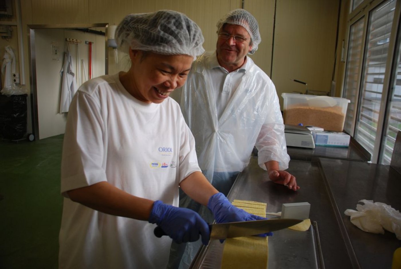 Tofu-Herstellung im zürcherischen Rüti: Jörg Helbling (hinten). Seine Frau Noppa schneidet Tofu in Stücke. (Bilder: Ruth Bossert)