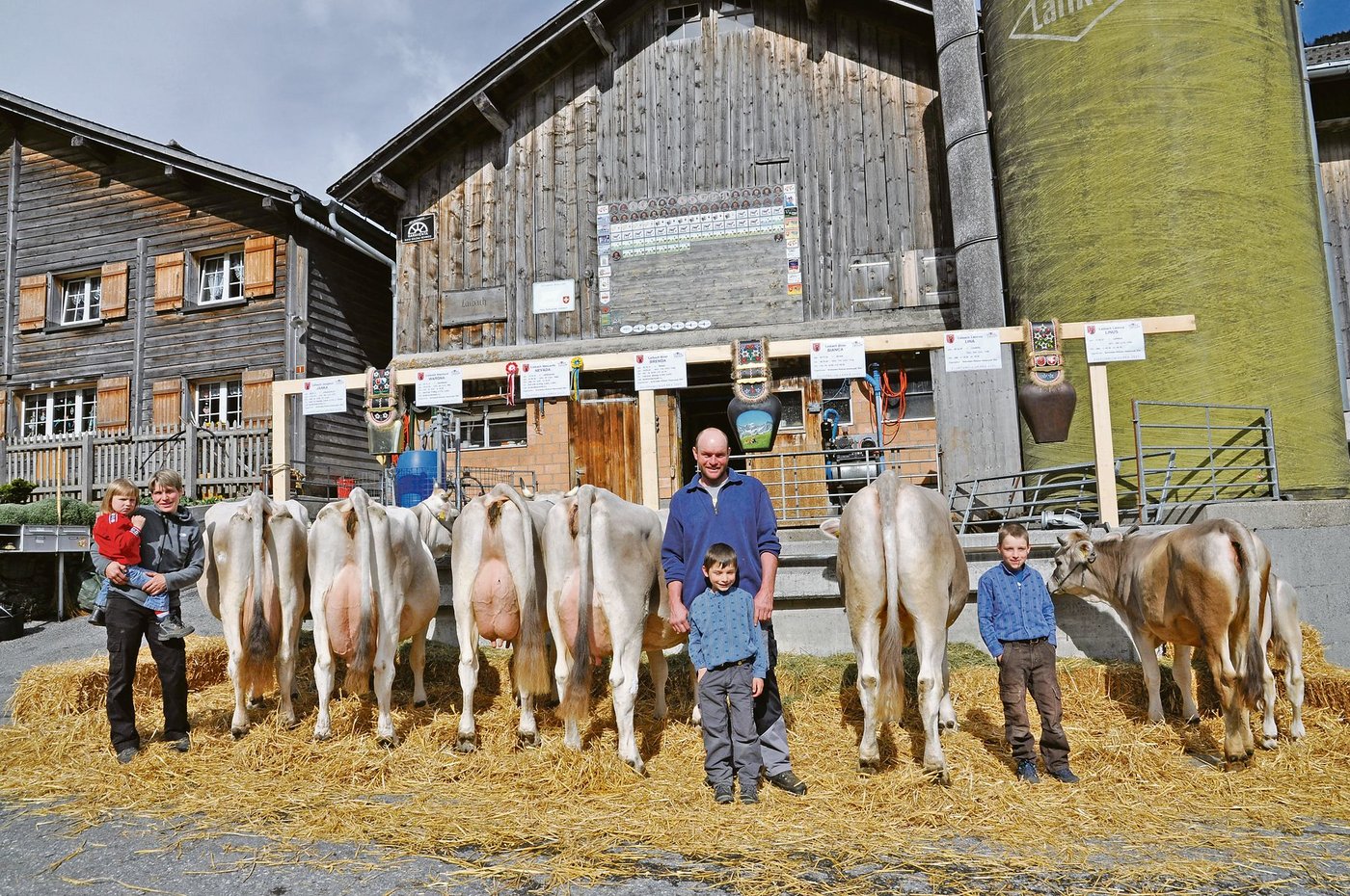 Familie Schneider-Rohner mit ihrer Zuchtfamilie der Stammkuh Janka.