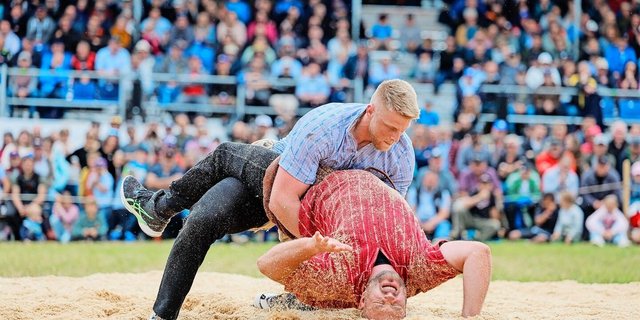 Im Schlussgang bodigte Michael Ledermann seinen Gegner Dominik Roth. Für Ledermann war es der dritte Kranzfestsieg. Schon im Jahr 2022 durfte er am Seeländischen in Oberwil triumphieren. 