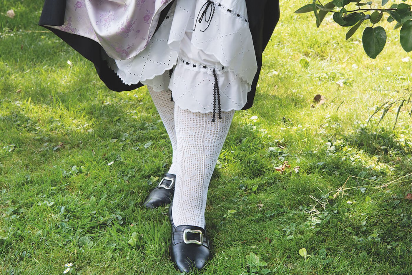 Unter dem Trachtenrock verbirgt sich ein Unterrock und knielange Unterhosen mit Spitzenbordüren. (Foto: Marion Nitsch)