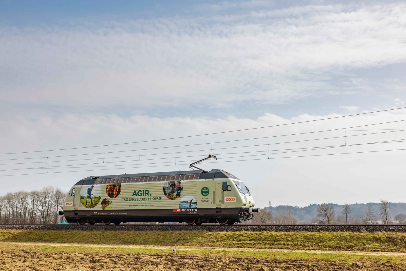 Die Lokomotive zeige auf der Aussenfläche eine Auswahl der über 390 Taten, mit denen Coop ihre Bestrebungen für Mensch, Tier und Natur bezeugt.