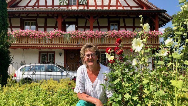 Ihre Blumen sind für sie eine Quelle der Kraft: Huguette Schwager vor dem Bauernhaus, das um 1760 als Teil des Klosters Tänikon gebaut wurde. Seit 1828 lebt die Familie Schwager darin. (Bild Jeanne Woodtli)