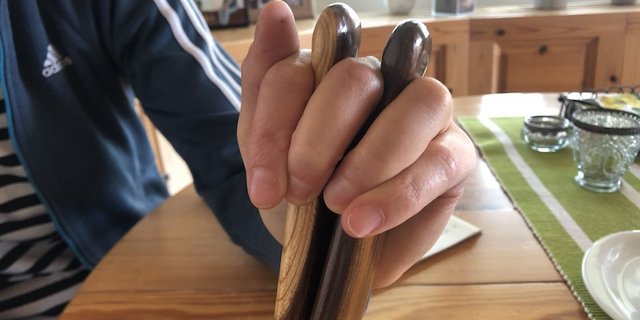 Die Chlefeli werden beidseits des Mittelfingers eingeklemmt. (Bild und Video et)