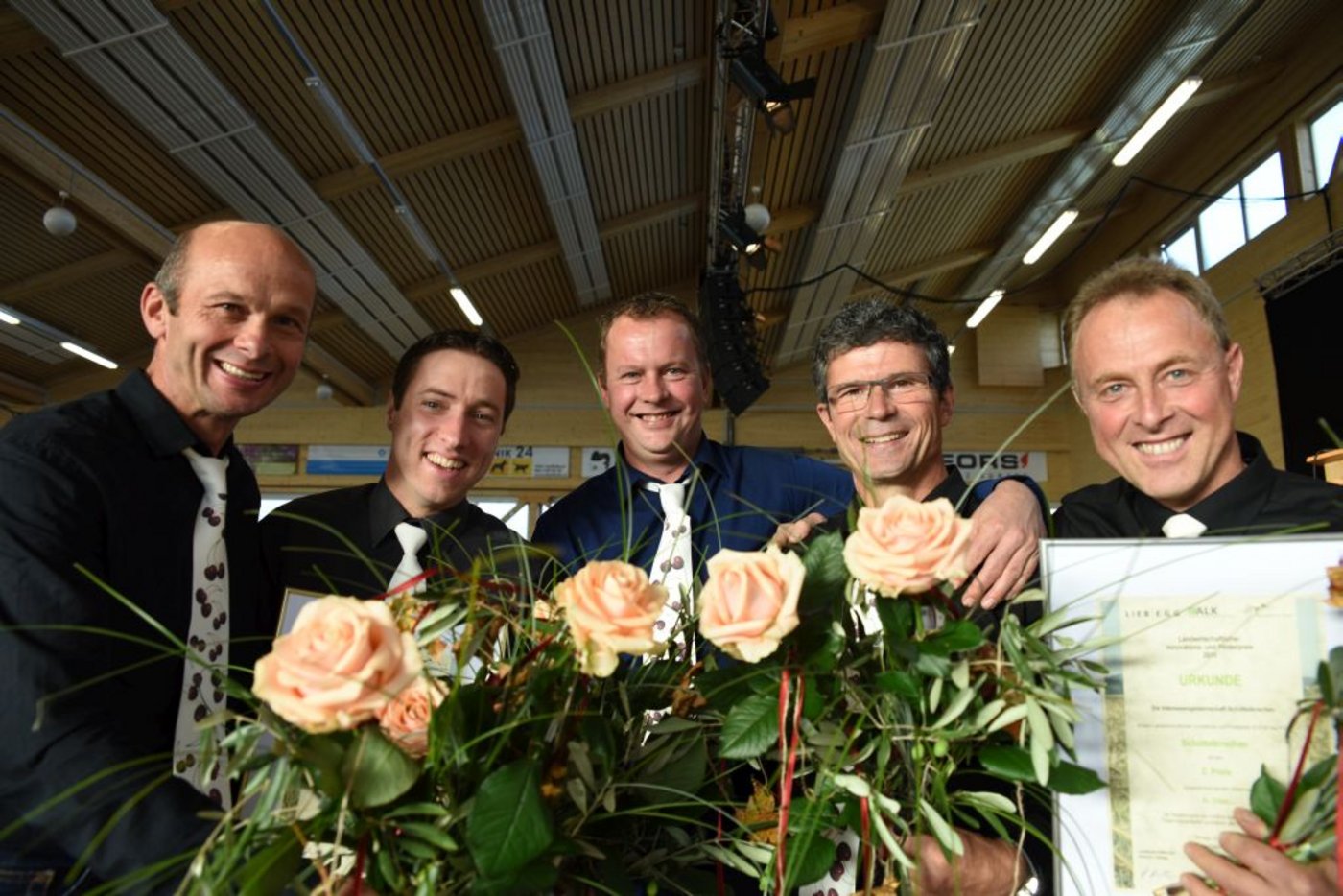 Die Mitglieder der IG Schüttelkirschen freuen sich über den Publikumspreis.