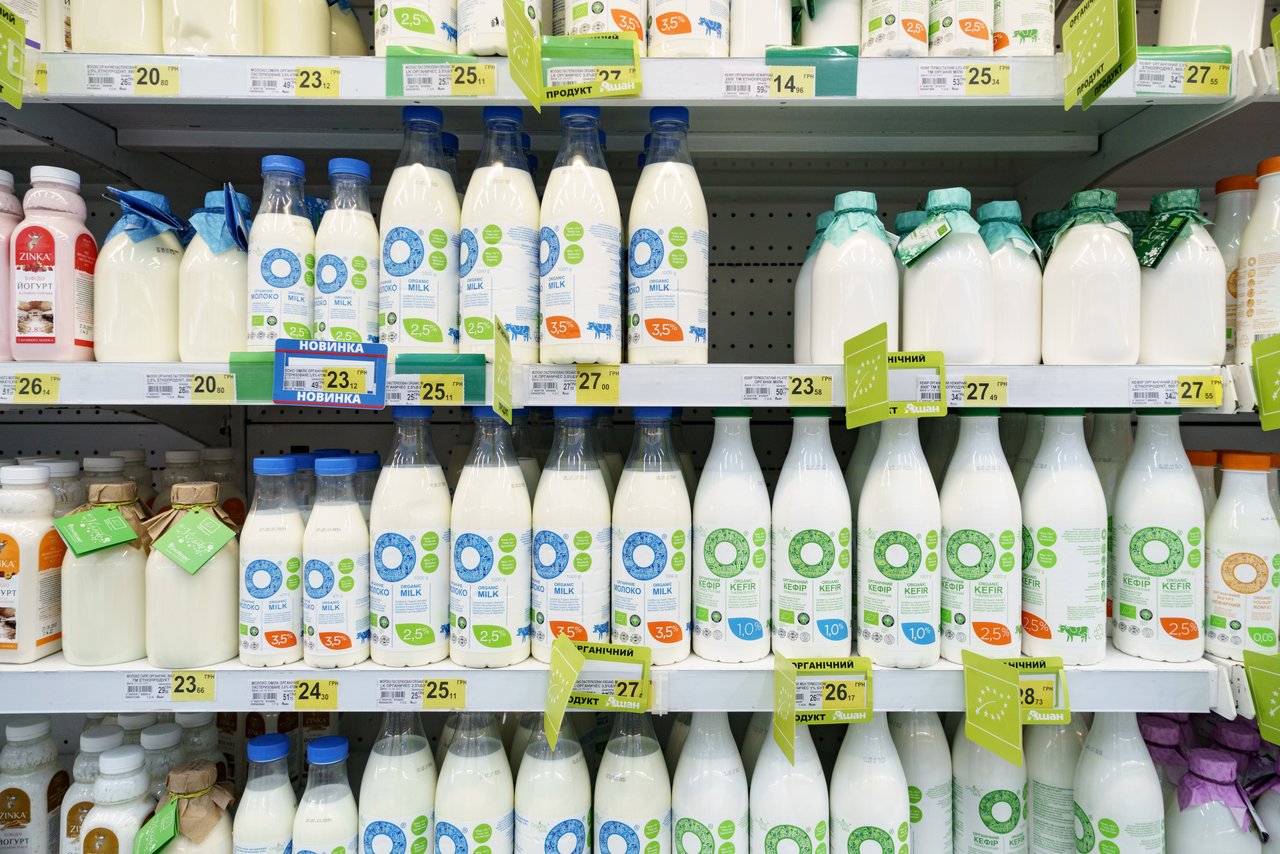 Die biologisch produzierten Produkte sind mittlerweile auch in Supermärkten und Fachgeschäften vertreten. Im Bild lokale Bio-Milch. (Bild FiBL Ukraine)