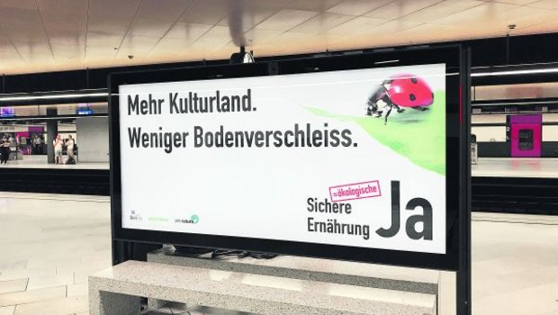 Kampagne mit Hintergedanken: Eines der Plakatsujets von Greenpeace, Pro Natura und Vogelschutz für ein Ja zur Ernährungssicherheit in der Verfassung. (Bild akr)