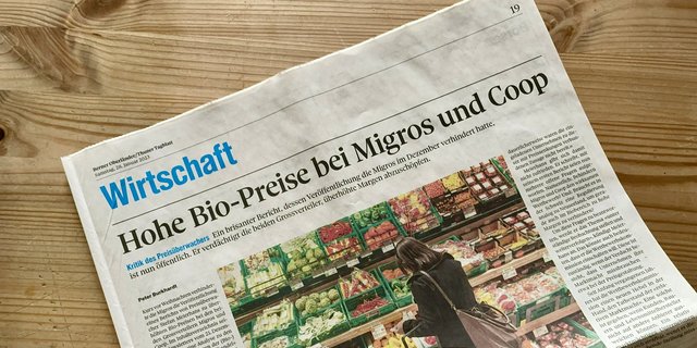 Schlagzeile «Hohe Bio-Preise bei Migros und Coop» in einer Tageszeitung