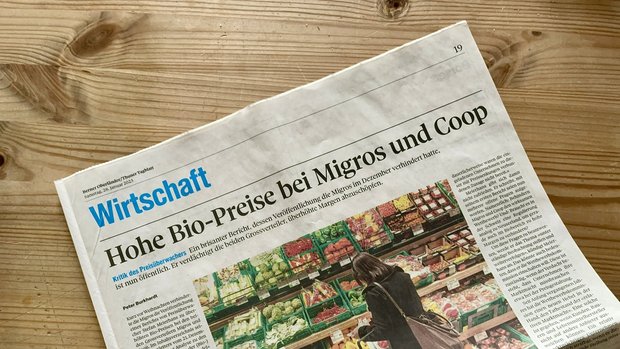 Schlagzeile «Hohe Bio-Preise bei Migros und Coop» in einer Tageszeitung