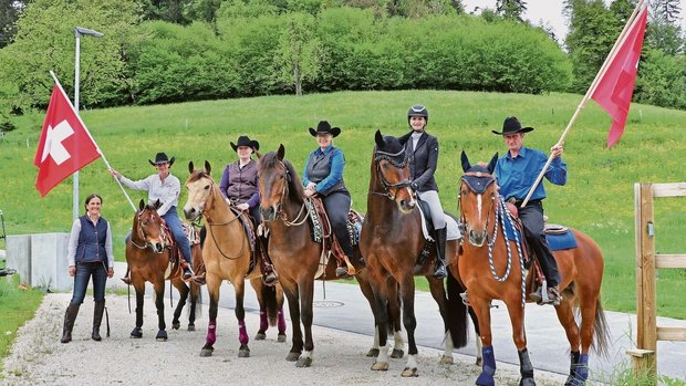 Sie freuen sich auf Sie freuen sich auf ihren Auftritt an der grossen Show in Lenzburg und den Pferdetreck dorthin. Links Sanja Leuenberger.