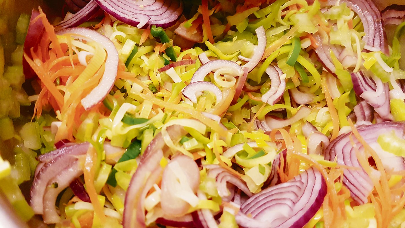 Gemüse fein in Scheiben oder Streifen schneiden.(Bilder mib)