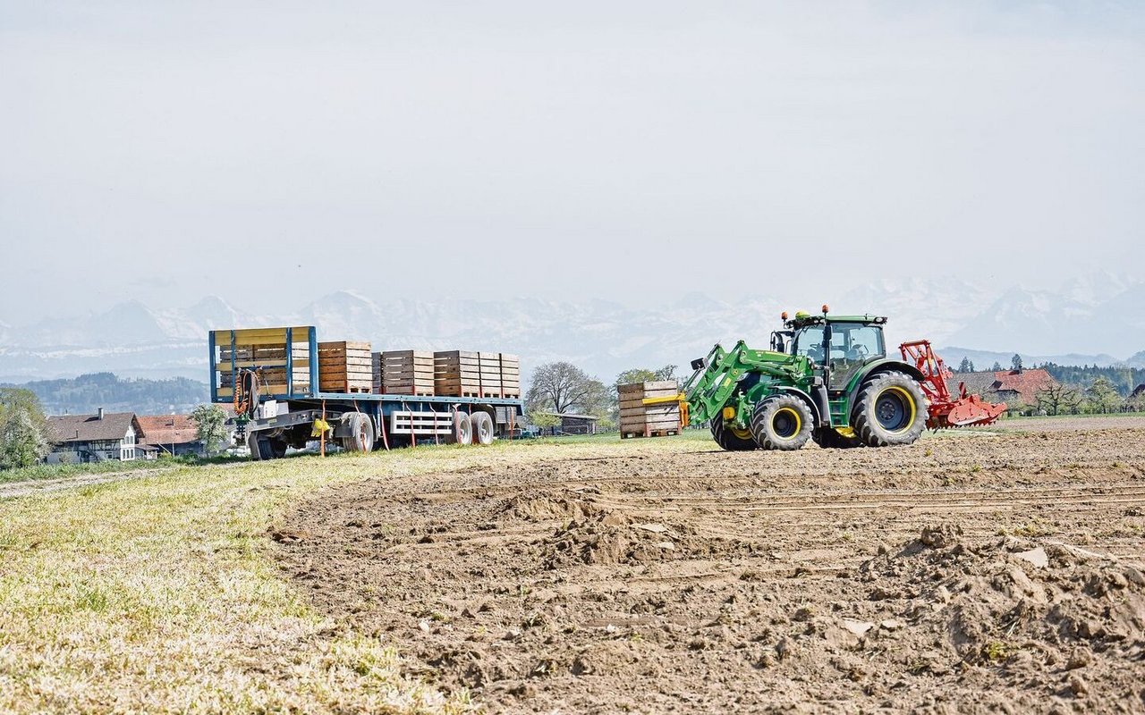 Aufgepasst beim Fahren mit angebautem Frontlader auf öffentlichen Strassen. 