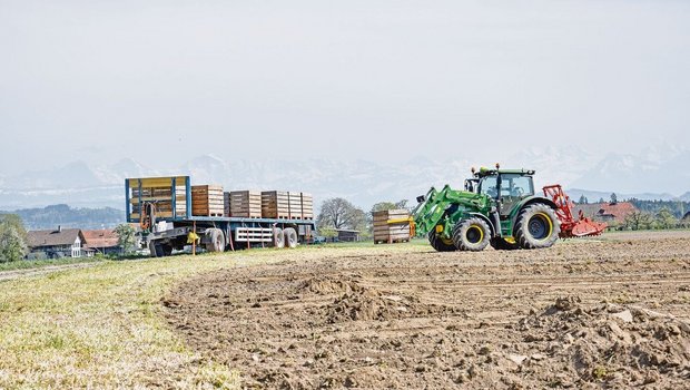 Aufgepasst beim Fahren mit angebautem Frontlader auf öffentlichen Strassen. 