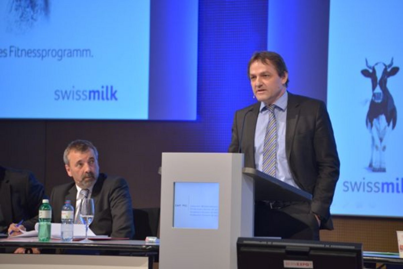 SMP-Vizedirektor Stefan Hagenbuch und Geschäftsführer Lactofama informiert über deren Arbeit. 