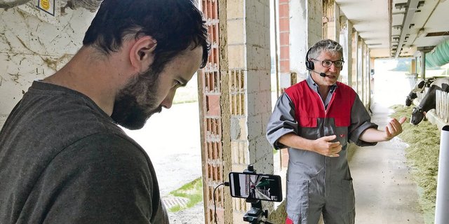 Livestream aus dem Stall: Christian Manser referiert zu Hitzestress, Markus Rombach ist fürs Filmen zuständig. (Bilder Alexandra Stückelberger)