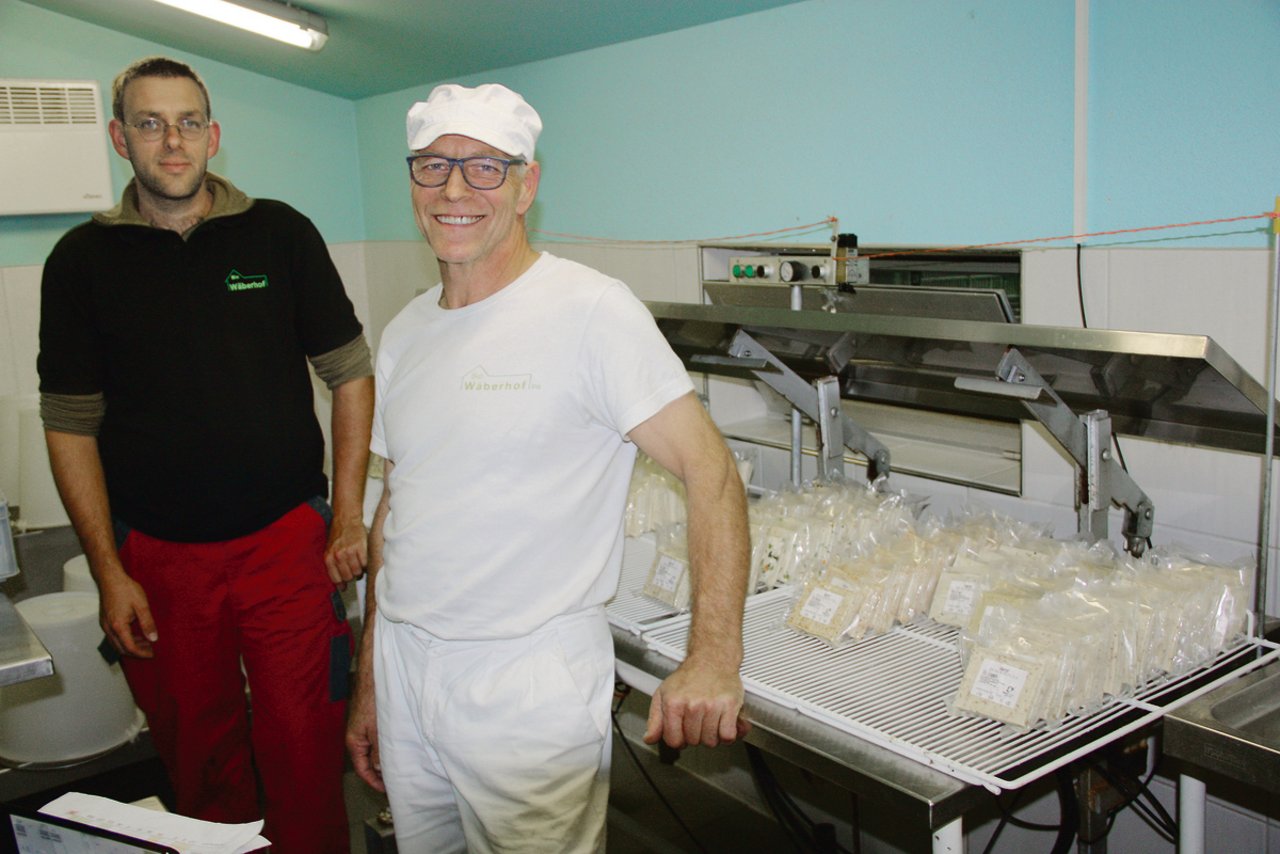 Jeden Dienstag ist Tofutag. Pro Woche werden in der eigens eingerichteten kleinen «Käserei» rund 60 Kilo Tofu produziert. Unschwer zu erkennen: Die Verantwortung trägt Hans-Ulrich Fankhauser. (Bilder aw)