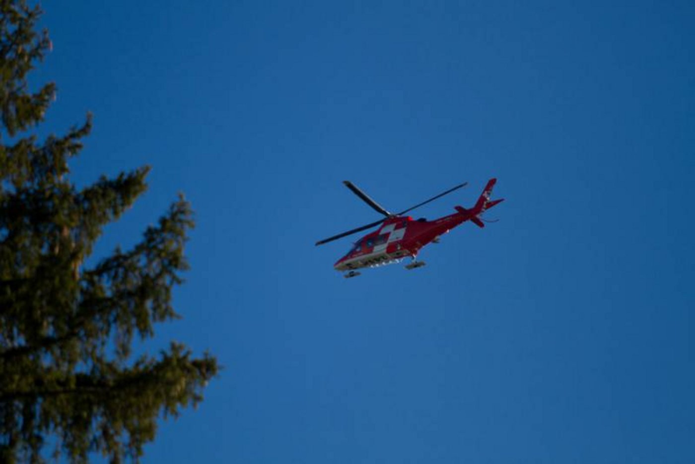 Der Schwerverletzte musste mit der Rega ins Spital geflogen werden.  (Symbolbild Florian Forster)
