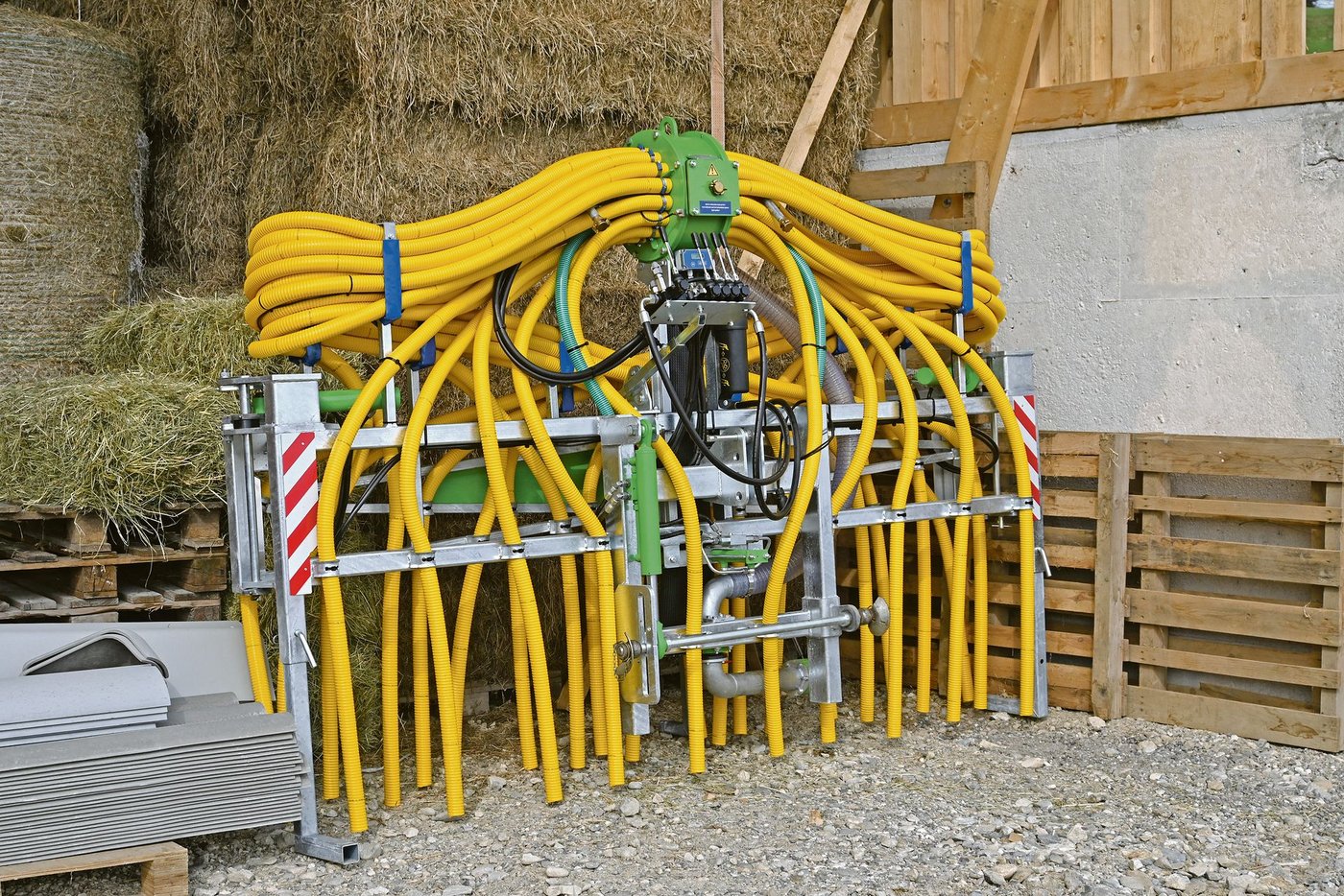 Diesen 9-m-Schleppschlauchverteiler für die Gülle-Verschlauchung hat Schmutz mit vier anderen Bauern zusammen neu gekauft.