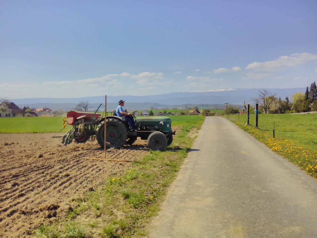 Urs Marti auf dem Traktor bei der Aussaat der Linsen auf den eigenen Feldern. (Bild Leandra Brusa)