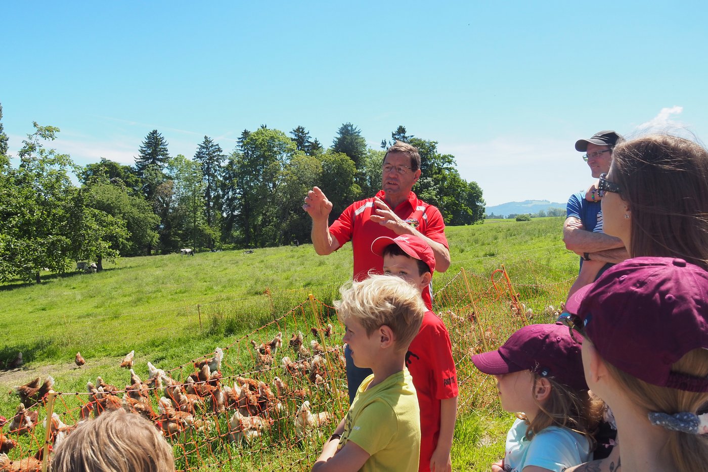 Bruno Eigenmann führt die Besucher in die Geheimnisse der Haltung von Legehennen ein. 