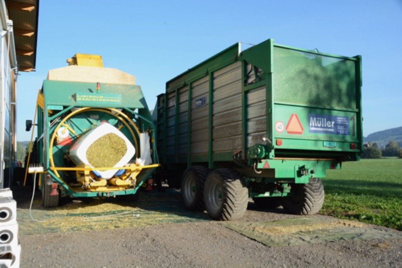 Zuguterletzt werden noch die Ballen gepresst und gewickelt. 