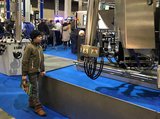 Faszination Technik: Ein Nachwuchs-Bauer bestaunt die Aktivität des Melkroboterarms bei De Laval. (Bild akr) 