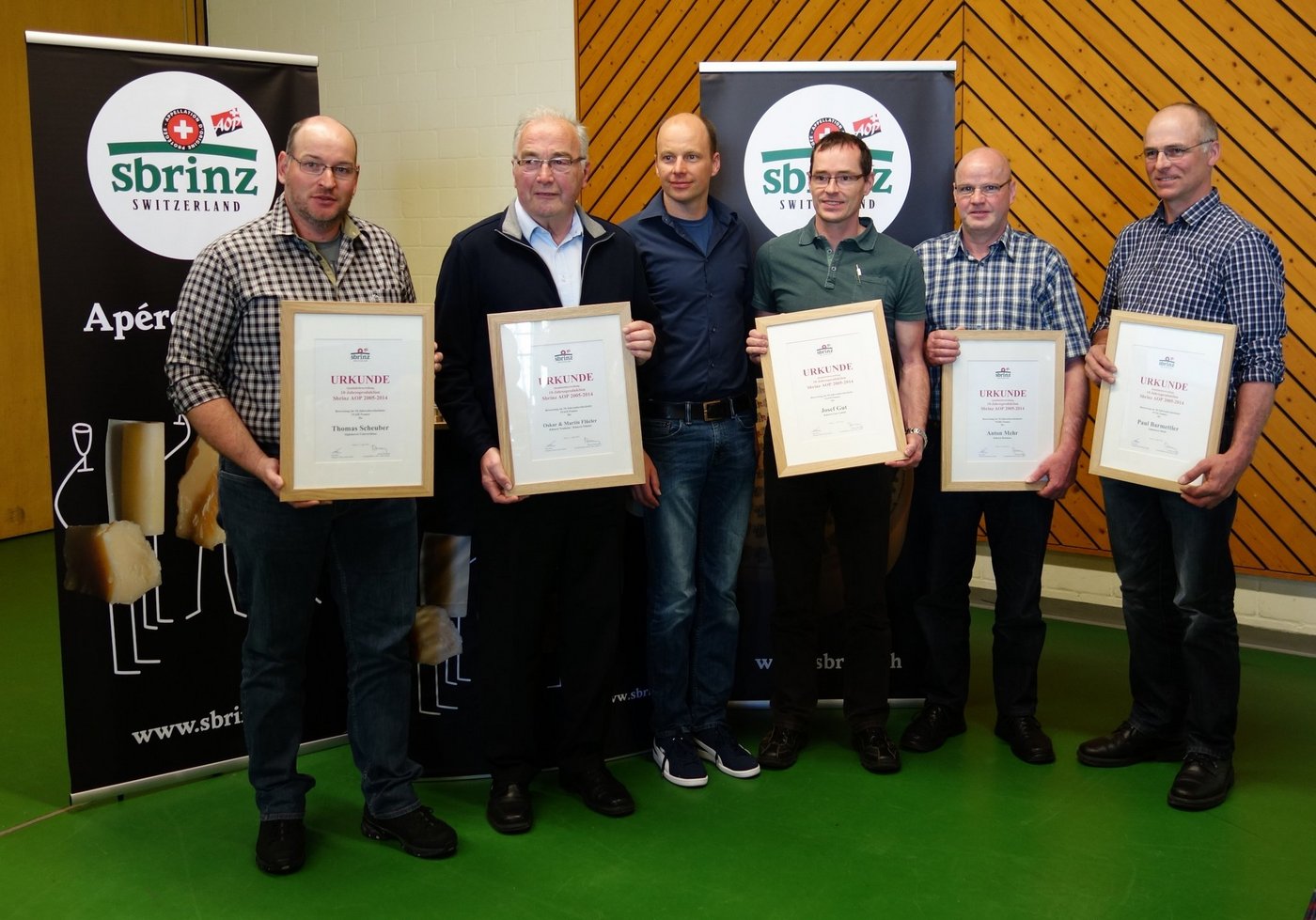 Wurden für 10 Jahre beste Qualität geehrt (v.l.n.r.): Thomas Scheuber, Oskar und Martin Flüeler, Josef Gut, Anton Mehr, Paul Barmettler. (Bild Armin Emmenegger)