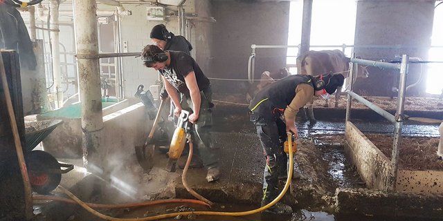 Das Podest als mögliche Stolperfalle wurde heraus gespitzt. Das erforderte viel Kraft und Schweiss von Roman Buff (vorne links), Andreas Helg (hinten links) und David Aemisegger (rechts). (Bilder Geraldine Zutter)