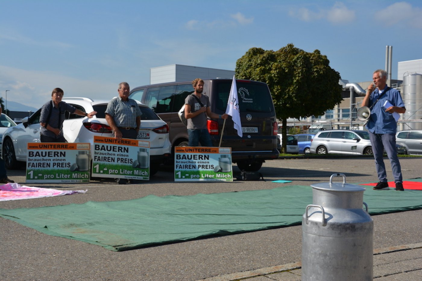 Symbolisch rollten die Demonstranten vor dem Hauptsitz des grössten Schweizer Milchverarbeiters Emmi einen grünen Teppich aus.