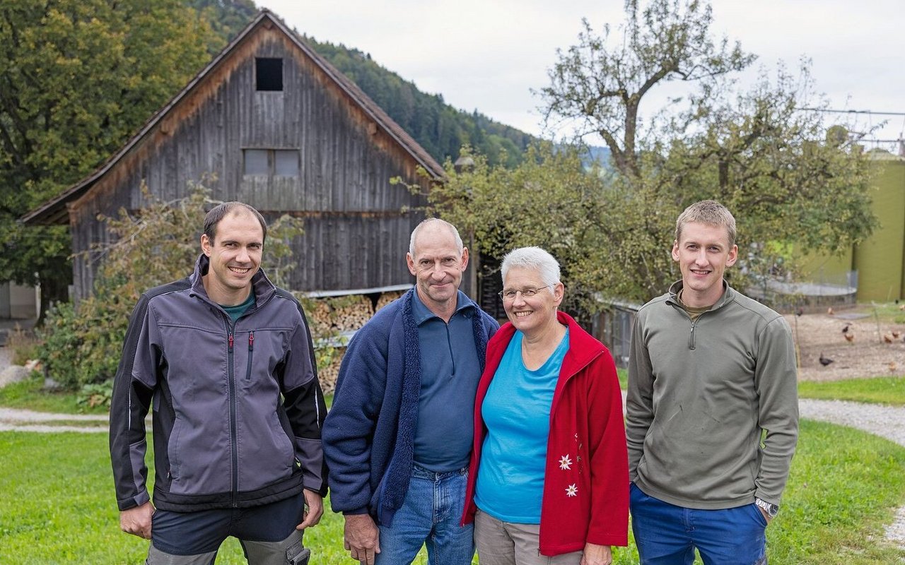 Familie Rüegg steht vor ihrem Betrieb