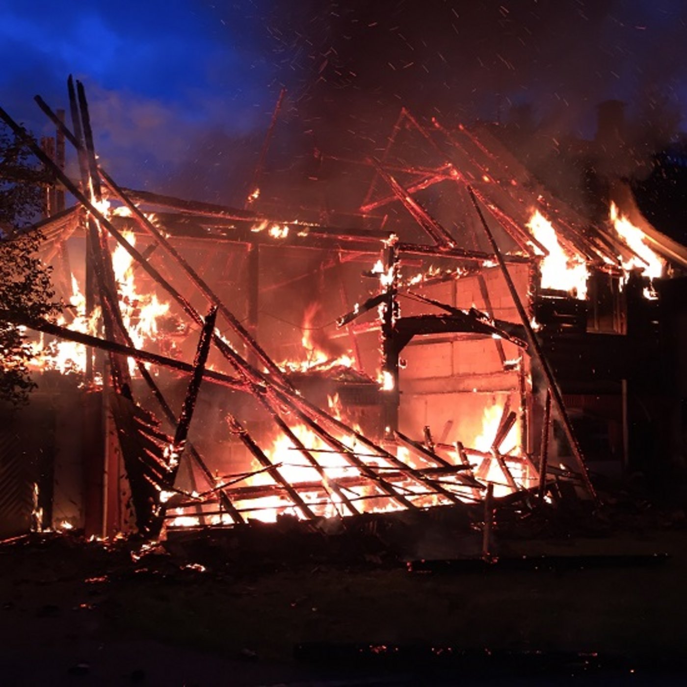 Der Kampf gegen die Flammen dauerte zwei Stunden. (Bilder Kapo FR)