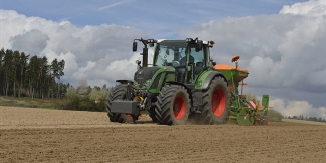 In der alten EU kletterte die Beihilfe pro Betrieb um 23% auf 7805 Euro, während sie sich in der EU10 auf 2'753 Euro annähernd vervierfachte. (Bild: Fendt)