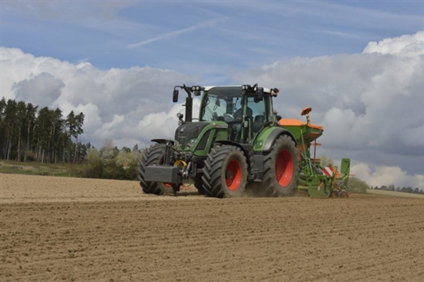 In der alten EU kletterte die Beihilfe pro Betrieb um 23% auf 7805 Euro, während sie sich in der EU10 auf 2'753 Euro annähernd vervierfachte. (Bild: Fendt)