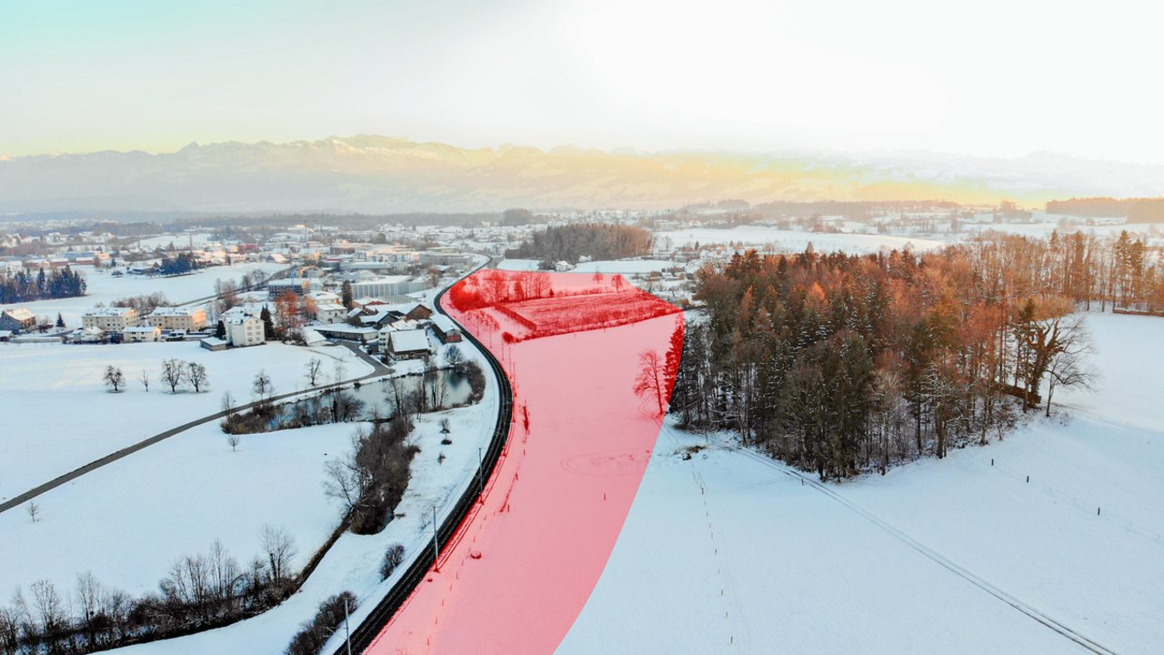 Auf dieser Drohnenfoto ist das Gebiet rot markiert, das die geplante Abstell- und Serviceanlage beanspruchen würde.(Bild IG Pro Brach Fuchsbühl)