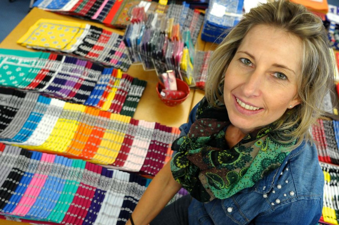 Susanne Hauser innerhalb einer bunten Auswahl an Glarner Tüechli. (Bild: Brigitte Meier)