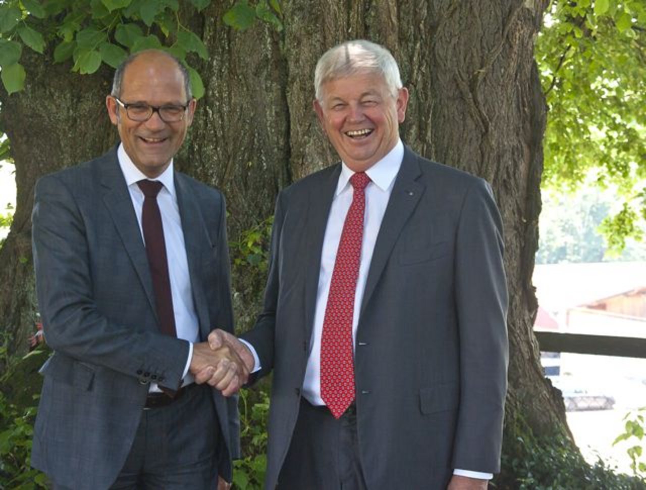 Max Binder (rechts) gratuliert seinem Nachfolger Daniel Fässler zur Wahl. (Bild Wald Schweiz)