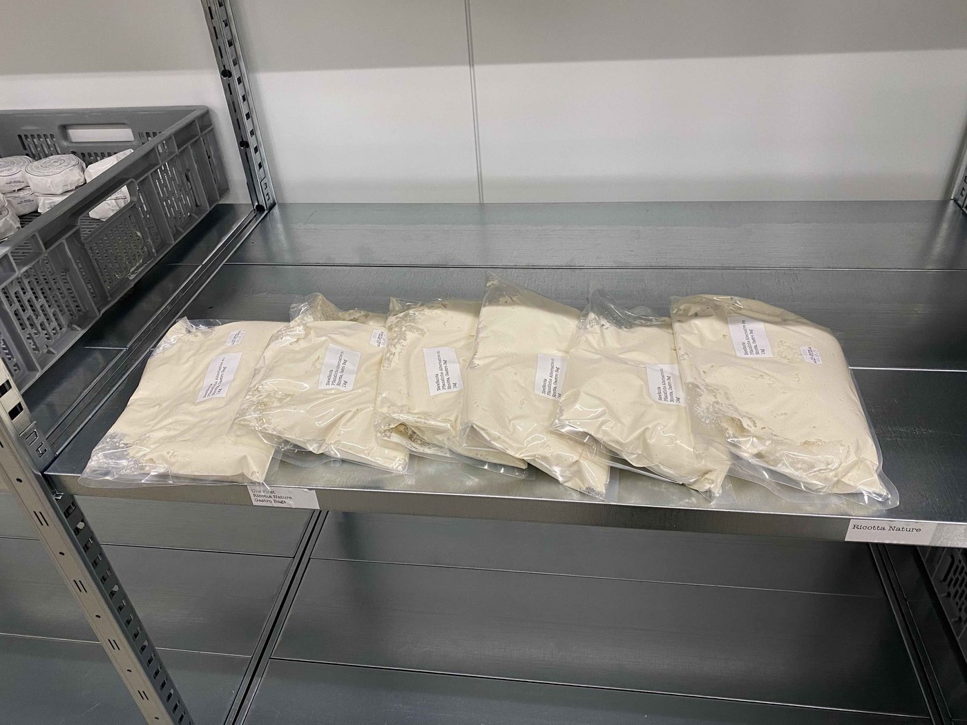 Im Kühlraum liegen grosse Packungen mit New-Roots-Käse-Ersatz für die Gastronomie bereit.  (Bild jsc)