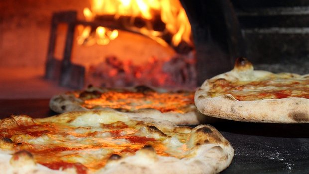 Pizza gibt es bis auf Weiteres vor allem aus dem eigenen Ofen – in Restaurants dürfen nämlich neu nicht mehr als 50 Personen anwesend sein. (Bild Pixabay)