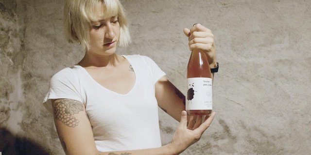 Ilona Thétaz bewirtschaftet im Alleingang einen Rebberg. (Bild yeswefarm.ch)