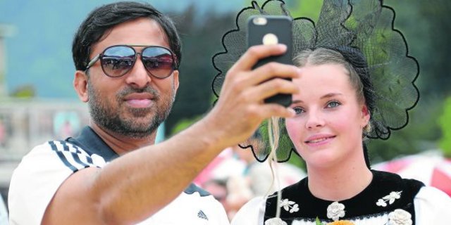 Volksfeste sind längst nicht nur noch für Bauern und Dörfler. Das Unspunnenfest 2017 wurde gekonnt vermarktet. Zeitweise wussten die Touristen gar nicht mehr, mit welchem Sujet sie ihre Selfies anreichern sollen. (Bild Swiss-Image/Andy Mettler)
