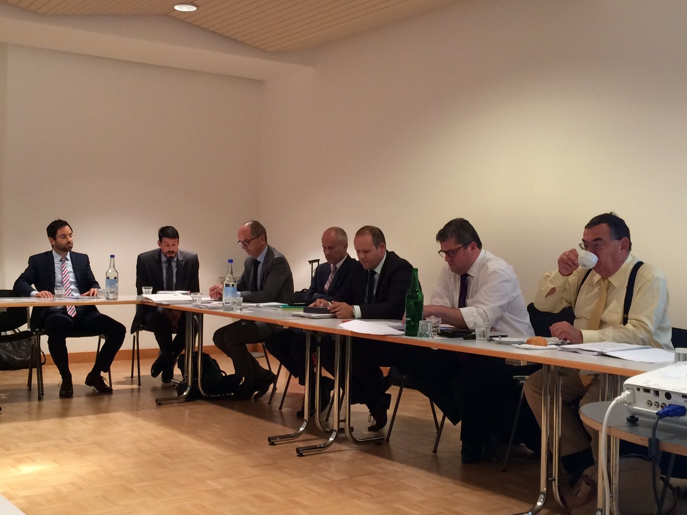 Abwarten und Kaffee trinken: Die Autoren und Auftraggeber der Studie am Mediengespräch vom Montag (v.l.): Stefan Vannoni (Economiesuisse), Martin Pidoux (HAFL), Jacques Chavaz (ex BLW, heute mit eigener Beratungsfirma), Jürg Maurer (Migros Genossenschaftsbund), Daniel Imhof (Nestlé), Jürg Niklaus (IGAS-Geschäftsführer) und Luzius Wasescha (ehemaliger WTO-Unterhändler der Schweiz, heute u.a. IGAS-Präsident). (Bilder akr/Ausriss aus der Studie)